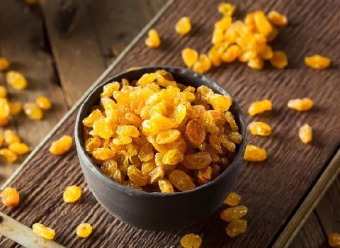 تصویر 1 از کشمش طلایی تازه پاک شده و آماده استفاده